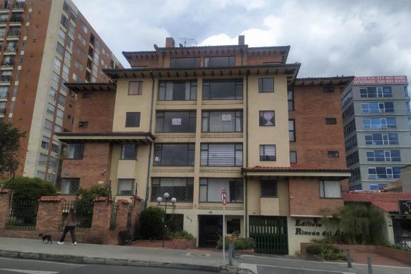 Familia, Inversionistas, empresarios les gustaría comprar apartamento en exclusivo sector de Cedritos? Habitaciones 3 Baños 3 Parqueadero 2 Piso 2 Ascensores 1 Área construida 86 m2 Estrato 4 Remodelado Sí Antigüedad 35 Años