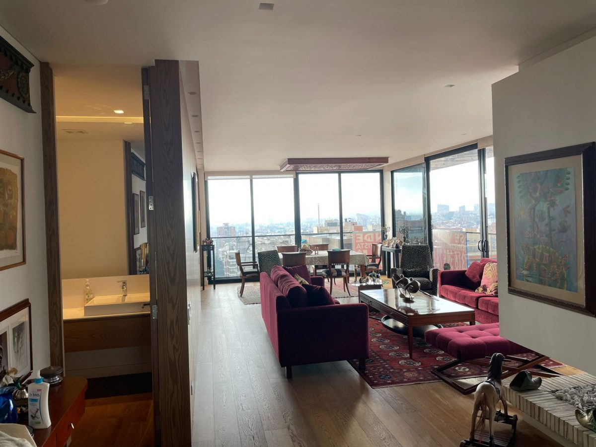Empresarios, Familias, les gustaría Comprar apartamento en Edificio inteligente en el sector de Rosales en Bogotá? Frente a importante Embajada Sector exclusivo de la ciudad de Bogotá, donde podrás respirar paz, aire limpio muy cerca de la zona comercial de chapinero, con salida rápida a la circunvalar al norte o al sur, y poder realizar planes culturales cerca de la zona G, Gimnasios, 3 Habitaciones, todas con baños independiente, la principal con vestier, todas con closets amplios y zona para zapatos. Habitación de servicio con baño, Star con Bar, Dos balcones, sala y comedor amplios, con excelente vista a la ciudad y chimenea a gas programable. Cocina completamente dotada con puesta retraible de cuatro metros. Zona de lavado con closets, la vista del apartamento es 350° en el mejor sector de la ciudad, Terraza independiente la zona común, con asador y fogata a gas, tres parqueaderos cubiertos en el sótano, amplios y libre acceso. Además de los 5 parqueaderos de visitantes. Bodega en Zona de Parqueo, Área de 260 Mt2 más los balcones y la terraza de 55 Mt2.