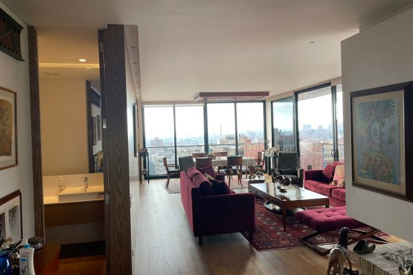 Empresarios, Familias, les gustaría Comprar apartamento en Edificio inteligente en el sector de Rosales en Bogotá? Frente a importante Embajada Sector exclusivo de la ciudad de Bogotá, donde podrás respirar paz, aire limpio muy cerca de la zona comercial de chapinero, con salida rápida a la circunvalar al norte o al sur, y poder realizar planes culturales cerca de la zona G, Gimnasios, 3 Habitaciones, todas con baños independiente, la principal con vestier, todas con closets amplios y zona para zapatos. Habitación de servicio con baño, Star con Bar, Dos balcones, sala y comedor amplios, con excelente vista a la ciudad y chimenea a gas programable. Cocina completamente dotada con puesta retraible de cuatro metros. Zona de lavado con closets, la vista del apartamento es 350° en el mejor sector de la ciudad, Terraza independiente la zona común, con asador y fogata a gas, tres parqueaderos cubiertos en el sótano, amplios y libre acceso. Además de los 5 parqueaderos de visitantes. Bodega en Zona de Parqueo, Área de 260 Mt2 más los balcones y la terraza de 55 Mt2.
