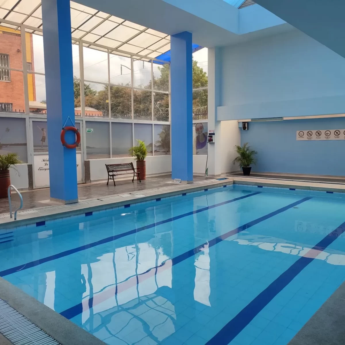 Familias, inversionistas, empresarios les gustaría comprar Espectacular apartamento en Club House en el Norte de Bogotá? de 72 MT2, 3 alcobas, 3 baños, área de sala, comedor y estudio todas independientes, cocina cerrada con ventilación natural, zona de lavandería, 1 garajes cubiertos. Conjunto construido 16 años, cuenta con piscina, Gimnasio, Cancha Múltiple, Billar, Cancha de Squash, Salones Sociales, Terraza BBQ, Sala de Tv, Parque de niños y Minimarket, Excelente Ubicación y vías de acceso, Sector de alta Valorización.