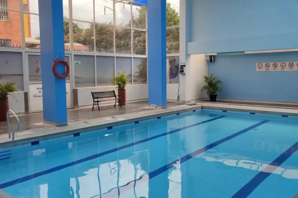 Familias, inversionistas, empresarios les gustaría comprar Espectacular apartamento en Club House en el Norte de Bogotá? de 72 MT2, 3 alcobas, 3 baños, área de sala, comedor y estudio todas independientes, cocina cerrada con ventilación natural, zona de lavandería, 1 garajes cubiertos. Conjunto construido 16 años, cuenta con piscina, Gimnasio, Cancha Múltiple, Billar, Cancha de Squash, Salones Sociales, Terraza BBQ, Sala de Tv, Parque de niños y Minimarket, Excelente Ubicación y vías de acceso, Sector de alta Valorización.