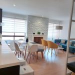 Familias, Empresarios, universitarios, Jóvenes, emprendedores les gustaría comprar hermoso apartamento en el Chico Bogotá? Apartamento de 22 años de antigüedad, estrato seis (6) con vista interior, en un tercer piso. Tiene un área de ochenta y ocho (88) metros cuadrados, cuenta con dos (2 ) alcobas, dos (2) baños y dos (2) parqueaderos. El apartamento es muy iluminado y los pisos están remodelados, tiene un balcón que permite que el apartamento esté muy bien ventilado. El apartamento está remodelado con un estilo moderno y acogedor. Cuenta con chimenea natural. Los baños y los muebles del apto están remodelados. El parqueadero es amplio y cuenta con depósito. Queda en las cercanías de cadenas importantes como Falabella y Farmatodo; cerca del parque de la 93; En las cercanías de los portales de SITP de la carrera 11. Tenemos lo que estás necesitando. Contáctanos estamos para colaborarte, Éxitos e infinitas Bendiciones. Dios les Bendiga infinitamente a ustedes y a todas nuestras familias. Génesis 26:12 .Reina-Valera 1960 Y sembró Isaac en aquella tierra, y cosechó aquel año ciento por uno; y le bendijo Jehová.