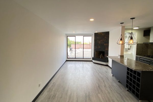 Familias, universitarios. Jóvenes, emprendedores les gustaría comprar hermoso apartamento en Bella Suiza Bogotá? Apartamento (remodelado) de 25 años de antigüedad, estrato cinco (5) con vista interior, en un piso tercero. Tiene un área de ochenta y dos punto noventa y cuatro (82,94), cuenta con tres (3) alcobas, dos (2) baños y dos parqueaderos privados (2). El apartamento es moderno, iluminado y amplio La cocina es abierta y los acabados del apartamento están en perfecta condición. El edificio cuenta con vigilancia constante, gas natural, parqueadero de visitantes y un depósito de uso exclusivo. En las cercanías de cadenas importantes como Carulla, Colsubsidio, Falabella y el Éxito. En las cercanías de centros comerciales como Unicentro, Hacienda Santa Bárbara y Palatino. En las cercanías de varios parques como “El parque el Country”, las ciclovías y las estaciones de SITP de la de la carrera séptima Tenemos lo que estás necesitando. Contáctanos estamos para colaborarte, Éxitos e infinitas Bendiciones. Dios les Bendiga infinitamente a ustedes y a todas nuestras familias. Génesis 26:12 .Reina-Valera 1960 Y sembró Isaac en aquella tierra, y cosechó aquel año ciento por uno; y le bendijo Jehová.