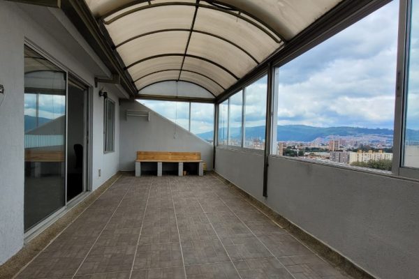 Familias, universitarios. Jóvenes, emprendedores les gustaría arrendar hermoso apartamento en Colina Campestre $2.300.000 canon mensual? Gran oportunidad. Penthouse de 130 MT2, dúplex, 3 habitaciones, 3 baños, Estar de T.V, Cocina Integral, terraza espectacular de 21 Mt2 con BBQ con vista a los cerros Nor – Occidentales , balcón, garaje, depósito, gimnasio, jardín infantil, sector exclusivo de la ciudad, donde podrás respirar paz, aire limpio muy cerca del centro comercial Parque la Colina, con salida rápida al aeropuerto al norte o al sur, y poder realizar planes culturales cerca de, Gimnasios, restaurantes ven te invitamos a que veas esta propiedad y otras que sabemos te van a gustar. Tenemos lo que necesitas. Contáctanos estamos para colaborarte con mucho gusto. Dios les Bendiga infinitamente a ustedes y a todas nuestras familias. Génesis 26:12 .Reina-Valera 1960 Y sembró Isaac en aquella tierra, y cosechó aquel año ciento por uno; y le bendijo Jehová