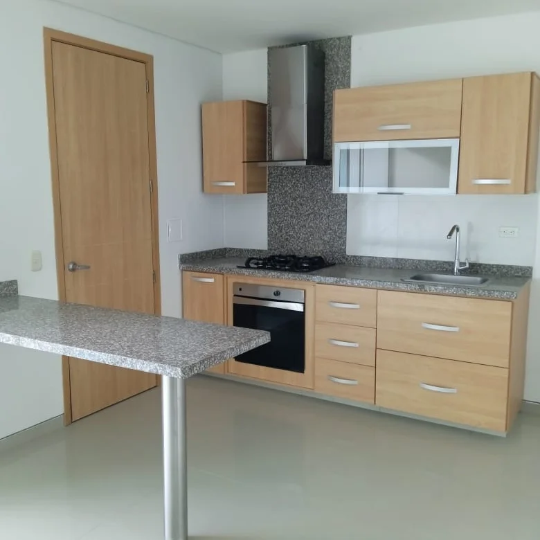 Inversionistas, Familias, universitarios. Jóvenes, emprendedores, comerciantes les gustaría comprar hermoso apartamento ubicado en Santa Marta la Bahía más linda de Sur América en el Barrio San Pedro Alejandrino. Uno de los sectores residenciales más tranquilos, con mayor valorización y desarrollo, cerca de importantes clínicas, entidades financieras, colegios, universidades, al centro comercial Buenavista, parques y lugares turísticos; Además junto a importantes vías de acceso como la Avenida Libertador, la Avenida del Río y la Troncal del Caribe , cerca de la salida al Parque Tayrona.