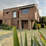Excelente Oportunidad !!!!!!!!!!! Inversionista, Empresario, Familia. Te gustaría comprar hermosa casa via Vereda Pueblo Viejo Cota de 134 mt2 ? Primera Planta: Baño social, Zona Lavandería, Cocina, Sala comedor, Terraza con patio, Cuarto útil , cuenta con Club house Excelentes zonas verdes y senderos peatonales . El conjunto cuenta con Piscina, canchas de tennis, ciclorura, pista de BMX, canchas múltiples y de fútbol 8 Segunda Planta:Alcoba principal con baño, 2 alcobas, Baño, Sala de star , Parqueaderos para 2 carros cubierto. Tenemos lo que necesitas. Contáctanos estamos para colaborarte con mucho gusto.
