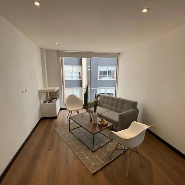 Familias, universitarios. Jóvenes, emprendedores les gustaría comprar hermoso apartamento en Santa Bárbara Bogotá? Apartamento de nueve años de antigüedad, estrato cinco (5), con vista interior en un tercer piso. Tiene un área de 66 metros cuadrados, cuenta con dos (2) cuartos, dos (2) baños y dos (2) garajes. La cocina es abierta, el apartamento está muy bien iluminado, con excelentes acabados en el piso y en paredes. Buenas zonas comunes, cuenta con un excelente gimnasio y portería. Queda en cercanías a centros comerciales como : Palatino, Hacienda Santa Bárbara y Unicentro; cerca al Colegio Monte Real y Colegio Cambridge; cerca a cadenas importantes como El Éxito, Carulla , D1, Ara, Justo y Bueno. Tenemos lo que necesitas. Contáctanos estamos para colaborarte con mucho gusto. Dios les Bendiga infinitamente a ustedes y a todas nuestras familias. Génesis 26:12 .Reina-Valera 1960 Y sembró Isaac en aquella tierra, y cosechó aquel año ciento por uno; y le bendijo Jehová.
