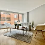 Familias, universitarios. Jóvenes, emprendedores les gustaría comprar hermoso apartamento en Virrey Bogotá? Apartamento de 29 años de antigüedad, estrato cinco (5) con vista interior, en un piso cuarto Tiene un área construida de noventa y cinco (95) metros cuadrados, cuenta con tres (3) alcobas, dos (2) baños y dos (2) parqueadero. El apartamento cuenta con vigilancia y portería 24/7. El apartamento cuenta con un depósito espacioso. El apartamento es muy iluminado, tiene una buena ventilación y luz natural. Los baños están remodelados. Queda en las cercanías de cadenas importantes como Carulla, Falabella y Farmatodo. ; En las cercanías de centros comerciales como el centro comercial Andino y el centro comercial Unilago ; En las cercanías de las instituciones como la universidad EAN y el colegio liceo cervantes; En las cercanías de varios parques entre estos el parque de la 93 y el parque del Virrey. En las cercanías de los portales de SITP de la carrera 15 y Autopista Norte. Tenemos lo que necesitas. Contáctanos estamos para colaborarte con mucho gusto. Dios les Bendiga infinitamente a ustedes y a todas nuestras familias. Génesis 26:12 .Reina-Valera 1960 Y sembró Isaac en aquella tierra, y cosechó aquel año ciento por uno; y le bendijo Jehová.