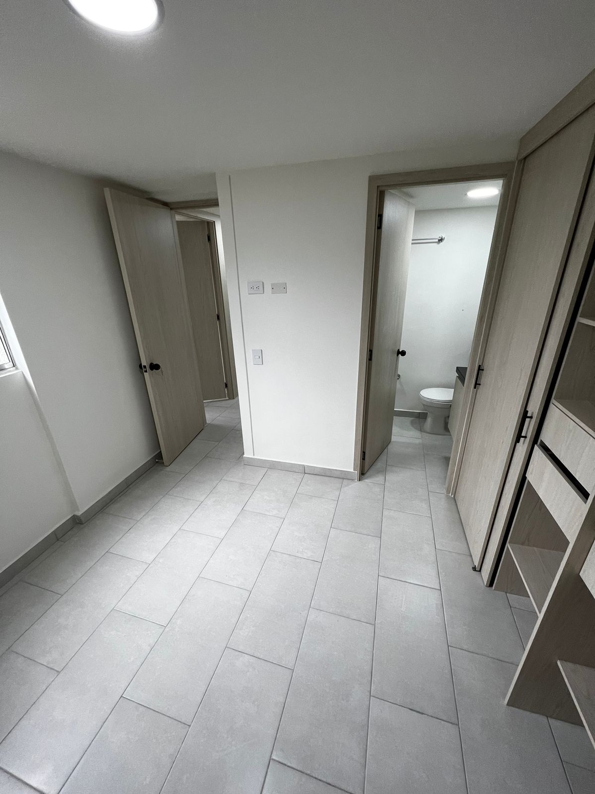 Familias, inversionistas, empresarios, emprendedores les gustaría comprar apartamento en Bello (Antioquia) Cerca al futuro centro comercial Fabricato Plaza ? Edificio Colina de Los Búcaros con 3 habitaciones, 2 baños, calentador, full acabados. Entre las zonas comunes están Piscinas, salón social, gimnasio, turco, cancha deportiva, salón de juegos, zona infantil. Cerca al futuro centro comercial Fabricato Plaza, Cancha de fútbol Búcaros, sector de mucho desarrollo y valorización. Buen servicio de transporte público, ambiente campestre. Tenemos lo que necesitas. Contáctanos estamos para colaborarte con mucho gusto. Dios les Bendiga infinitamente a ustedes y a todas nuestras familias. Año de la Fructificación. Jeremías 29:11 Reina-Valera 1960 11 Porque yo sé los pensamientos que tengo acerca de vosotros, dice Jehová, pensamientos de paz, y no de mal, para daros el fin que esperáis.