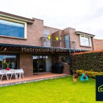 Excelente Oportunidad !!!!!!!!!!! Inversionista, Empresario, Familia. Te gustaría comprar hermosa casa via Vereda Pueblo Viejo Cota de 118 mt2 ? Primera Planta: Baño social, Zona Lavandería, Cocina, Sala comedor, Terraza con patio,chiminea Cuarto útil , cuenta con Club house Excelentes zonas verdes y senderos peatonales . El conjunto cuenta con Piscina, canchas de tennis, ciclorura, pista de BMX, canchas múltiples y de fútbol 8 Segunda Planta:Alcoba principal con baño, 2 alcobas, Baño, Sala de star, Estudio, Parqueaderos para 2 carros cubierto. Tenemos lo que necesitas. Contáctanos estamos para colaborarte con mucho gusto. Tenemos lo que necesitas. Contáctanos estamos para colaborarte con mucho gusto. Dios les Bendiga infinitamente a ustedes y a todas nuestras familias. Año de la Fructificación. Jeremías 29:11 Reina-Valera 1960 11 Porque yo sé los pensamientos que tengo acerca de vosotros, dice Jehová, pensamientos de paz, y no de mal, para daros el fin que esperáis.