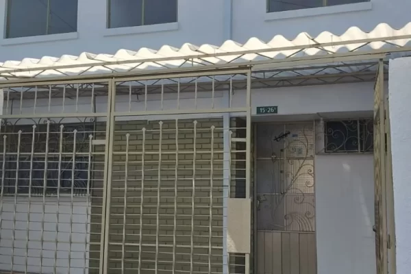 La Fragua Familias, inversionistas, empresarios, emprendedores les gustaría comprar Casa en Excelente sector de La Fragua en la ciudad de Bogotá? Casa con dos niveles. Primer nivel consta de garaje, un baño, sala comedor, cocina sencilla, patio con marquesina, una casa prefabricada con sala comedor, dos alcobas, cocina y baño. Segundo nivel consta de cuatro alcobas, un closet, pisos en Cerámica, Baldosa y Madera. Servicios de agua, luz y gas. Queda Cerca de la Carrera 27, Calle 17 Sur y Colegio Atanasio Girardot. Tenemos lo que necesitas. Contáctanos estamos para colaborarte con mucho gusto. Dios les Bendiga infinitamente a ustedes y a todas nuestras familias. Génesis 26:12 .Reina-Valera 1960 Y sembró Isaac en aquella tierra, y cosechó aquel año ciento por uno; y le bendijo Jehová.