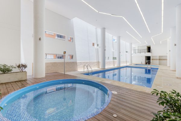 Familias, Jóvenes Profesionales, Empresarios, Inversionistas, te gustaría Comprar apartamento en el Sector exclusivo del Norte de Bogotá en edificio con Club House ? Apartamento de 5 años de antigüedad, estrato cuatro (4), ubicado sobre la calle ciento sesenta y seis , con vista exterior , en un once piso 11. Tiene un área de Ochenta y Ocho (88) metros cuadrados, cuenta con dos (3) alcobas, dos (2) baños y un ( 1 ) parqueadero, ( 1 ) Depósito. El apartamento cuenta con vigilancia y portería 24/7. Espacioso, parqueaderos para visitantes. El apartamento es muy iluminado , tiene una buena ventilación el Edificio cuenta con : Piscina , Sauna, Jacuzzi, Gimnasio, cancha de Squash, 3 terrazas de BBQ, Juegos infantiles para niños, mesa de Ping pong. Queda en las cercanías de cadenas importantes como “El Pricesmart, D Uno, Isimo”, cerca de la clínica Cardio infantil y el centro de investigación Cancerologico. En las cercanías de centros comerciales como el centro comercial Santa Fe, Palatino etc. Tenemos lo que estas necesitando para tu Inversión y la de tu familia Contáctanos estamos para servirles. Dios les Bendiga infinitamente a usted y a todas nuestras familias AÑO DE LA FRUCTIFICACION. Jeremías 29:11 Reina-Valera 1960 11 Porque yo sé los pensamientos que tengo acerca de vosotros, dice Jehová, pensamientos de paz, y no de mal, para daros el fin que esperáis.