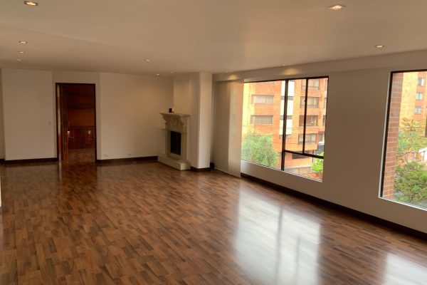 Espectacular Apartamento en venta, familias, inversionistas, médicos, emprendedores, empresarios les gustaría comprar en el exclusivo sector de la Carolina en Bogotá ? Área Construida 200mts, Área privada 181mts Esquinero, Ascensor privado al apartamento , totalmente remodelado, consta de 3 habitaciones cada una con baño privado, más estudio independiente, zona de televisión, hold de alcobas, chimenea funcional, sala comedor, cocina abierta, zona de ropas, cuarto y baño de servicio. Parqueadero 2 independientes, Entre Unicentro y el Club el Country, sector residencial, Seguridad Privada adicional en el sector. Cerca de Colegios, parques, Universidades, restaurantes, clínicas y centros de entrenamiento. Precio de venta : $ 940.000.000 Precio administración : $1.200.000 Total apartamentos 8, Un apartamento por piso. Contáctanos Ya !!!!!!!!! Tenemos lo que Necesitas con la ayuda de Dios. Cel: 319-6389062, 300-4932971