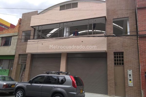 Empresarios, Emprendedores les gustaría arrendar un local comercial de 200 mt2, 2 Baños, luces Leds energía Trifásica en el sector de lijaca en Bogotá? Cerca del portal norte, centro comercial Santafé de colegios con excelentes vías de acceso ideal para panaderías, pastelerías, supermercados, jugueterías, papelerías, fruver. Valor Canon : $5.000.000 Contáctanos Ya !!!!!!!!! Tenemos lo que Necesitas con la ayuda de Dios. Empresarios, Emprendedores les gustaría arrendar un local comercial de 200 mt2 en el sector de lijaca en Bogotá? Cerca del portal norte, centro comercial Santafé de colegios con excelentes vías de acceso ideal para panaderías, pastelerías, supermercados, jugueterías, papelerías, fruver. Valor Canon: $5.000.000 Contáctanos Ya !!!!!!!!! Tenemos lo que Necesitas con la ayuda de Dios.