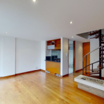 Apartamento en venta de 71Mt2 Duplex, piso Laminado con vista interior, ubicado en un 2do piso , acceso por ascensor, 2 parqueaderos propios cubiertos Consta de 2 habitaciones, 2 baños, sala comedor, balcón , cocina integral y zona de lavandería. Edificio con parqueadero para visitantes, salon Comunal. Cerca de CC Unicentro CC Unilago, , CC Bulevar Niza, cerca del Éxito, cerca del AlKosto , cerca del Parque de la 93 y parques como Simón Bolívar, Jardín Botánico y Parque Nacional. Valor Venta. : $500.000.000 Valor Admon : $ 420.100 Recorrido 360° https://matterport.com/discover/space/KBEqigkaVxi Contáctanos Ya !!!!!!!!! Tenemos lo que Necesitas con la ayuda de Dios. Cel: 319-6389062, 300-4932971
