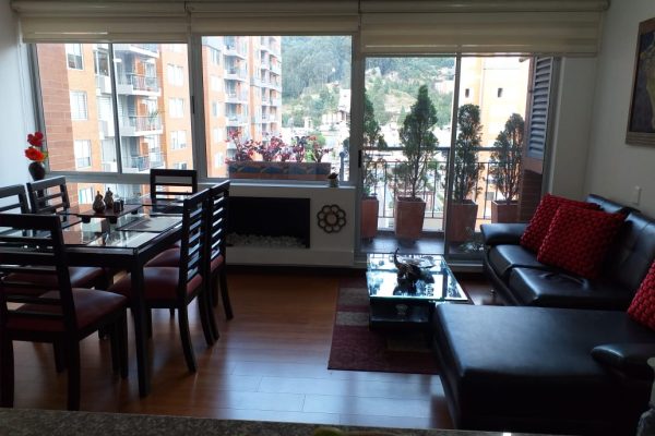 Familias, Jóvenes Profesionales, Empresarios, Inversionistas, ¿Te gustaría Comprar apartamento en Sector exclusivo del Norte de Bogotá? "Magnífica Oportunidad" Conjunto con Club House. Apartamento de 5 años de antigüedad, estrato 4, ubicado cerca a la calle ciento sesenta y seis, con vista interior, piso 14. Tiene un área de 90 mt, 3 alcobas, 2 baños, 1 parqueadero, 1 Depósito. Sala de TV, estudio, tiene vista exterior. Buena iluminación natural y ventilación. El conjunto cuenta con Piscina, Sauna, Jacuzzi, Gimnasio, cancha de Squash, 3 terrazas de BBQ, Juegos infantiles, mesa de Ping pong, máquinas Biosaludables. Vigilancia 24/7, parqueadero para visitantes. Queda cerca a importantes cadenas como Pricesmart, D Uno, Isimo. Cerca a la clínica Cardio infantil, zona bancaria, Restaurantes, Pastelerías. Valor Venta: $520.000.000 Valor Admón: $371.000 Contáctanos Ya !!!!!!!!! Tenemos lo que Necesitas con la ayuda de Dios.