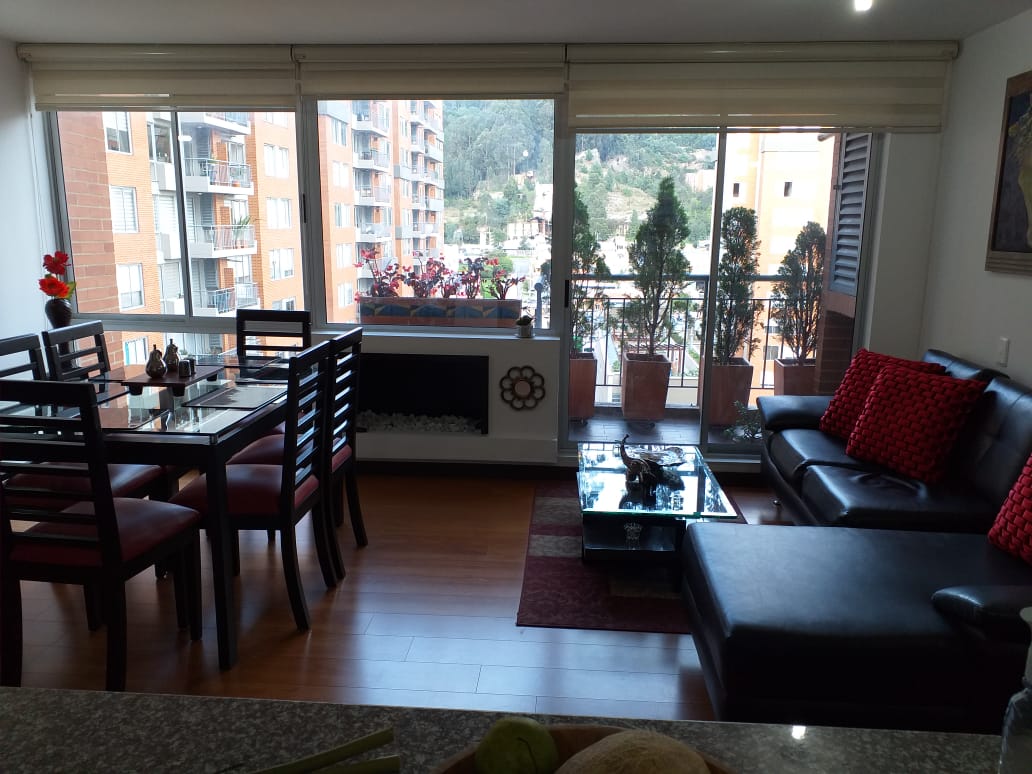 Familias, Jóvenes Profesionales, Empresarios, Inversionistas, ¿Te gustaría Comprar apartamento en Sector exclusivo del Norte de Bogotá? "Magnífica Oportunidad" Conjunto con Club House. Apartamento de 5 años de antigüedad, estrato 4, ubicado cerca a la calle ciento sesenta y seis, con vista interior, piso 14. Tiene un área de 90 mt, 3 alcobas, 2 baños, 1 parqueadero, 1 Depósito. Sala de TV, estudio, tiene vista exterior. Buena iluminación natural y ventilación. El conjunto cuenta con Piscina, Sauna, Jacuzzi, Gimnasio, cancha de Squash, 3 terrazas de BBQ, Juegos infantiles, mesa de Ping pong, máquinas Biosaludables. Vigilancia 24/7, parqueadero para visitantes. Queda cerca a importantes cadenas como Pricesmart, D Uno, Isimo. Cerca a la clínica Cardio infantil, zona bancaria, Restaurantes, Pastelerías. Valor Venta: $520.000.000 Valor Admón: $371.000 Contáctanos Ya !!!!!!!!! Tenemos lo que Necesitas con la ayuda de Dios.