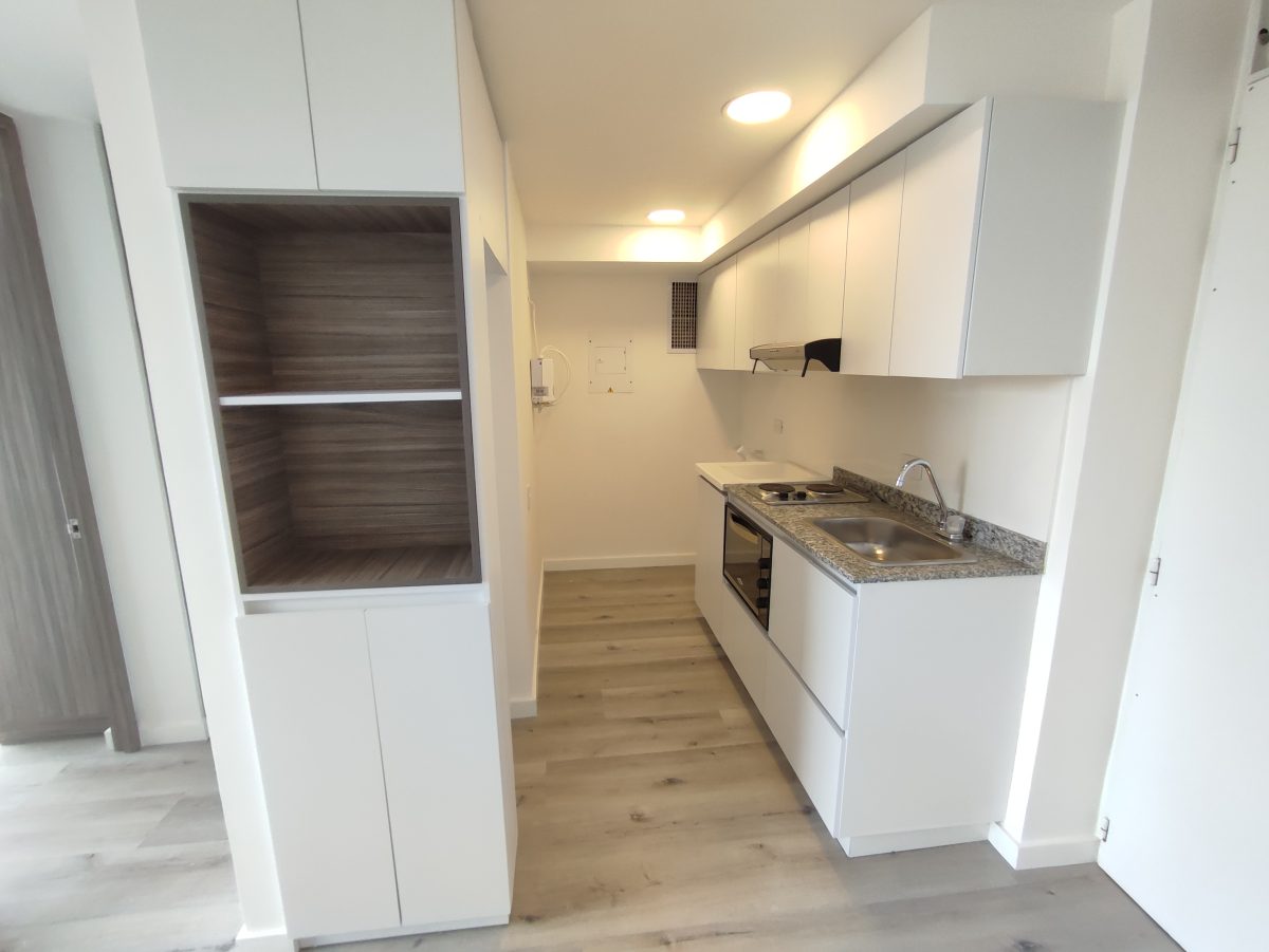 Excelente Oportunidad !!!!!!!!!!! Médicos, universitarios, Familias Les gustaría comprar hermoso apartamento para estrenar, ubicado en el sector del Norte de Bogotá cerca al Price Smart de la 170? Área 35 m², 1 habitación , 1 baño, sala, cocina. El Conjunto cuenta con salones comunales, gimnasio, terraza con una vista espectacular. Tienes el privilegio de tener buenas vías de acceso, cerca a Colegios, Universidades, Centros comerciales, zonas Bancarias, Restaurantes, supermercados, Clínicas, hospitales, Agenda tu visita hoy mismo. Valor de Venta : $210.000.000 Valor Administración: $143.400 Contáctanos Ya !!!!!!!!! Tenemos lo que Necesitas con la ayuda de Dios.