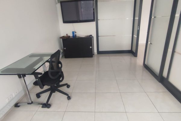 Inversionistas, empresarios, emprendedores, comerciantes les gustaría Arrendar oficina en el Sector del Lago en Bogotá? Oficina de 46 mt2, 2 espacios privados, 1 baños, 1 parqueadero, cafetería. Cerca de CC Unilago, CC Alta Tecnología, cerca de la estación Héroes con excelentes vías de acceso, cerca del CC Atlantis, CC Andino, Parque de la 93. Contáctanos estamos para colaborarte con mucho gusto. Dios les Bendiga infinitamente a ustedes y a todas nuestras familias. Génesis 26:12 .Reina-Valera 1960 Y sembró Isaac en aquella tierra, y cosechó aquel año ciento por uno; y le bendijo Jehová.