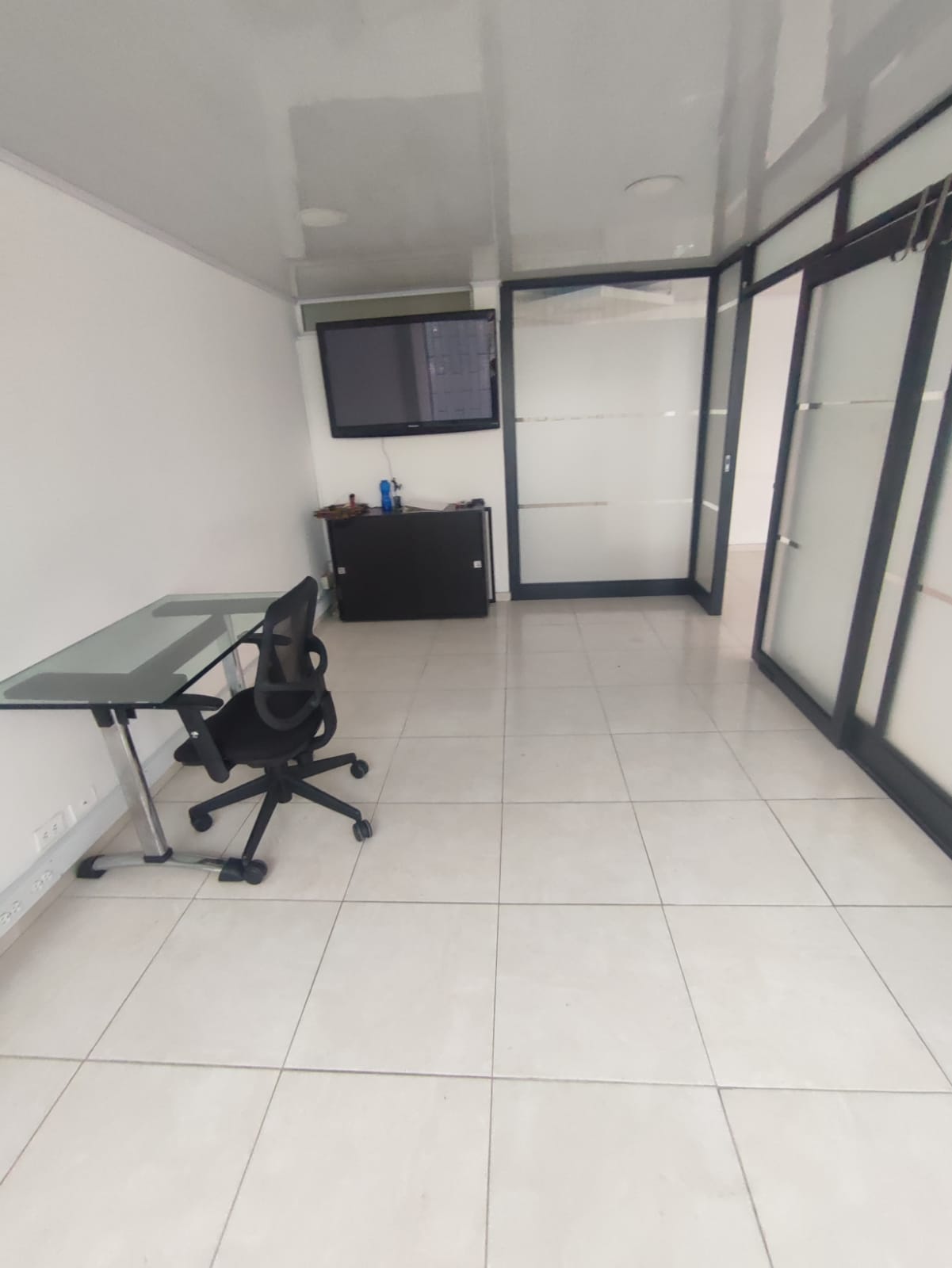 Inversionistas, empresarios, emprendedores, comerciantes les gustaría Arrendar oficina en el Sector del Lago en Bogotá? Oficina de 46 mt2, 2 espacios privados, 1 baños, 1 parqueadero, cafetería. Cerca de CC Unilago, CC Alta Tecnología, cerca de la estación Héroes con excelentes vías de acceso, cerca del CC Atlantis, CC Andino, Parque de la 93. Contáctanos estamos para colaborarte con mucho gusto. Dios les Bendiga infinitamente a ustedes y a todas nuestras familias. Génesis 26:12 .Reina-Valera 1960 Y sembró Isaac en aquella tierra, y cosechó aquel año ciento por uno; y le bendijo Jehová.