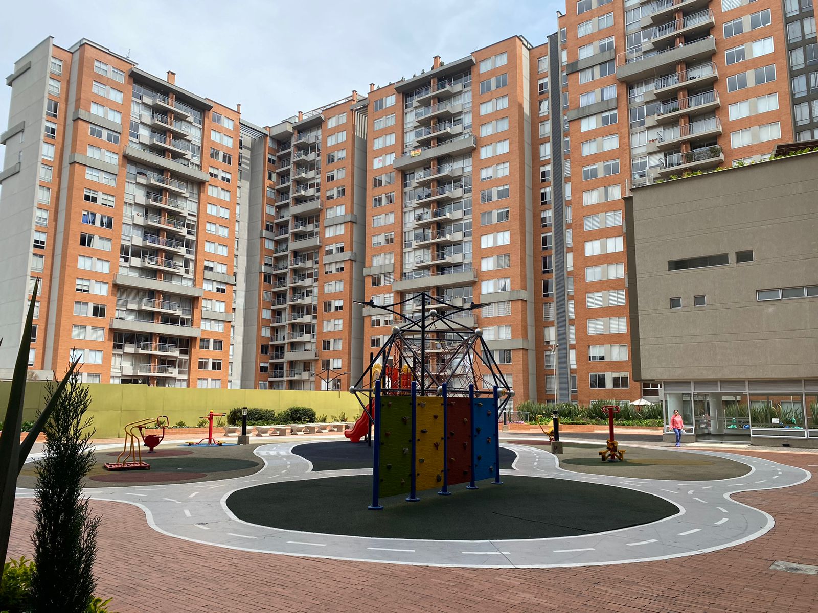 Familias, Jóvenes Profesionales, Empresarios, Inversionistas, ¿Te gustaría Comprar apartamento en Sector exclusivo del Norte de Bogotá? "Magnífica Oportunidad" Conjunto con Club House. estrato 4, con vista Exterior , piso 2. Tiene un área de 92 mt, 3 alcobas, 2 baños, Chimenea, Balcón , 1 parqueadero, 1 Depósito. Sala de TV, estudio, tiene vista exterior. Buena iluminación natural y ventilación. El conjunto cuenta con Piscina, Sauna, Jacuzzi, Gimnasio, cancha de Squash, 3 terrazas de BBQ, Juegos infantiles, mesa de Ping pong, máquinas Biosaludables. Vigilancia 24/7, parqueadero para visitantes. Queda cerca a importantes cadenas como Pricesmart, D Uno, Isimo. Cerca a la clínica Cardio infantil, zona bancaria, Restaurantes, Pastelerías. Valor Venta $500.000.000 Valor Administración: $370.000 Contáctanos Ya !!!!!!!!! Tenemos lo que Necesitas con la ayuda de Dios. Génesis 26:12 .Reina-Valera 1960 Y sembró Isaac en aquella tierra, y cosechó aquel año ciento por uno ; y le bendijo Jehová. Contáctanos Ya !!!!!!!!! Tenemos lo que Necesitas con la ayuda de Dios. Cel: 319-6389062, 300-4932971 www.subienfincaraiz.com