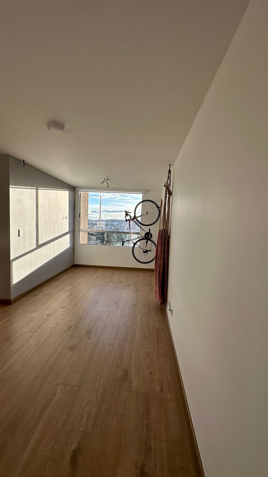 Excelente Oportunidad!!!!!!!!!!! Médicos, universitarios, Familias ¿Les gustaría Arrendar hermoso apartamento para estrenar, ubicado en el sector del Norte de Bogotá cerca al Price Smart de la 170? Área 35 m², 1 habitación, 1 baño, sala, cocina. El Conjunto cuenta con salones comunales, terraza con una vista espectacular Con una distribución de 35 m2, este apartamento en pisos laminados tiene una habitación con armario, un baño, una cocina abierta y sala/comedor. Este apartamento es ideal para parejas, profesionales y/o estudiantes. Acceso a áreas comunes: cancha múltiple, el gimnasio, el salón de juegos, la zona de juegos infantiles, la zona verde para mascotas, la zona BBQ, ludoteca para niños y la zona de lavandería. Tienes el privilegio de tener buenas vías de acceso, cerca de Colegios, Universidades, Centros comerciales, zonas Bancarias, Restaurantes, supermercados, Clínicas, hospitales, Agenda tu visita hoy mismo administración incluida. Contáctanos Ya!!!!!!!!! Tenemos lo que Necesitas con la ayuda de Dios. Valor Canon $ 1.600.000 Dios les Bendiga infinitamente a ustedes y a todas nuestras familias. Génesis 26:12 .Reina-Valera 1960 Y sembró Isaac en aquella tierra, y cosechó aquel año ciento por uno; y le bendijo Jehová. Contáctanos Ya !!!!!!!!! Tenemos lo que Necesitas con la ayuda de Dios. Cel. 319-6389061 , 300-4931971 www.subienfincaraiz.com