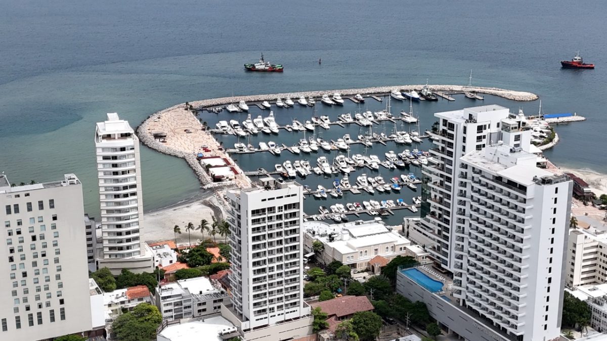 Inversionista, Empresario, Familia ¿Te gustaría comprar Aparta - Estudio en Santa Marta la Bahía más linda de Sur América ? "Magnífica oportunidad" Apartamento se entrega en noviembre es un proyecto nuevo, consta de 33 mt 2 con balcón quinto piso, cerca a ese proyecto queda en la esquina el hotel Hilton el hotel Marriott el Club Santa Marta y a una cuadra de la Bahía, cerca a la marina el edificio es una Torre de 17 pisos tiene una vista de 360 grados a la ciudad se alcanza a ver divinamente el mar tiene piscina tiene jacuzzi tiene salón de juegos parqueadero de visitantes es muy buena inversión y tiene permiso de renta valor comercial . Es un proyecto único en la ciudad de Santa Marta, concebido, diseñado y licenciado como APARTA-HOTEL. Podrás elegir entre disfrutar de tu propiedad permanentemente o en temporadas vacacionales, como también rentarla directamente para cortas (menos de 30 días) o largas estadías, aprovechando las ventajas de un proyecto residencial con todos los atributos de un hotel, pero sin estar atado a una operación hotelera. Valor Venta : $290.000.000 Valor Admón. : $. 120.000 Aprox Contáctanos Ya !!!!!!!!! Tenemos lo que Necesitas con la ayuda de Dios. Génesis 26:12 .Reina-Valera 1960 Y sembró Isaac en aquella tierra, y cosechó aquel año ciento por uno ; y le bendijo Jehová. Contáctanos Ya !!!!!!!!! Tenemos lo que Necesitas con la ayuda de Dios. Cel: 319-6389062, 300-4932971 www.subienfincaraiz.com