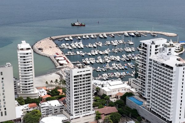 Inversionista, Empresario, Familia ¿Te gustaría comprar Aparta - Estudio en Santa Marta la Bahía más linda de Sur América ? "Magnífica oportunidad" Apartamento se entrega en noviembre es un proyecto nuevo, consta de 33 mt 2 con balcón quinto piso, cerca a ese proyecto queda en la esquina el hotel Hilton el hotel Marriott el Club Santa Marta y a una cuadra de la Bahía, cerca a la marina el edificio es una Torre de 17 pisos tiene una vista de 360 grados a la ciudad se alcanza a ver divinamente el mar tiene piscina tiene jacuzzi tiene salón de juegos parqueadero de visitantes es muy buena inversión y tiene permiso de renta valor comercial . Es un proyecto único en la ciudad de Santa Marta, concebido, diseñado y licenciado como APARTA-HOTEL. Podrás elegir entre disfrutar de tu propiedad permanentemente o en temporadas vacacionales, como también rentarla directamente para cortas (menos de 30 días) o largas estadías, aprovechando las ventajas de un proyecto residencial con todos los atributos de un hotel, pero sin estar atado a una operación hotelera. Valor Venta : $290.000.000 Valor Admón. : $. 120.000 Aprox Contáctanos Ya !!!!!!!!! Tenemos lo que Necesitas con la ayuda de Dios. Génesis 26:12 .Reina-Valera 1960 Y sembró Isaac en aquella tierra, y cosechó aquel año ciento por uno ; y le bendijo Jehová. Contáctanos Ya !!!!!!!!! Tenemos lo que Necesitas con la ayuda de Dios. Cel: 319-6389062, 300-4932971 www.subienfincaraiz.com