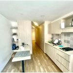 Inversionista, Empresario, Familia ¿Te gustaría comprar Apartamento en una de las mejores zonas de Chapinero Alto? "Magnífica oportunidad" Te presentamos una excelente opción para estudiantes, ejecutivos jóvenes ó para inversionistas. Apartaestudio para la venta ubicado en Chapinero Alto, Bogotá. Con un área privada de Con 30 M2, este inmueble ofrece confort y practicidad viviendo en una de las zonas universitarias de mayor relevancia de la ciudad. Con un espacio abierto para alcoba, cocina y mesón auxiliar más el baño privado, suficiente para una persona o una pareja pero con gran diversidad de beneficios en las zonas comunes. Además, es ideal para aquellos que tienen mascotas, ya que el edificio admite su presencia. La propiedad tiene todas las comodidades necesarias para una vida cómoda y moderna: agua, calentador, citófono / intercomunicador, clósets y cocina tipo americano con barra, perfecta para pasar momentos agradables mientras cocinas. El piso laminado le da a este apartaestudio un toque elegante y acogedor, y su vista exterior le dan luz natural y lo mantienen siempre a una temperatura muy agradable. En las zonas comunes encontrarás varias salas de usos múltiples, sala de cine, gimnasio totalmente dotado, oficinas de coworking, zona de juegos y terrazas perfectas para reuniones con amigos. La ubicación del edificio es excelente pues se encuentra cerca de áreas turísticas, restaurantes, universidades, parques y centros de negocios de la ciudad. Los residentes pueden disfrutar de un estilo de vida dinámico y activo sin perder la tranquilidad y la privacidad en su hogar. Este apartaestudio también cuenta con ascensores, club social, parqueadero para visitantes y una portería / recepción que garantizan la comodidad y seguridad de los residentes. El edificio también cuenta con sala de internet, salón comunal y unas hermosas terrazas para disfrutar del clima y las vistas de Bogotá. Además, la cercanía al transporte público y la estructura exterior del edificio permiten una ubicación exterior privilegiada y vigilancia las 24 horas. En resumen, este apartaestudio es una excelente oportunidad para aquellos que buscan un lugar acogedor en una zona con una gran oferta de servicios y comodidades o para inversionistas que quieren invertir en un inmueble facilmente rentable en el sector universitario al mismo tiempo que su propiedad se va valorizando. Contáctanos para más información y para programar una visita. ¡Estamos seguros de que te encantará! Valor Venta : $280.000.000 Valor Admón. : $. 200.000 Contáctanos Ya !!!!!!!!! Tenemos lo que Necesitas con la ayuda de Dios. Génesis 26:12 .Reina-Valera 1960 Y sembró Isaac en aquella tierra, y cosechó aquel año ciento por uno ; y le bendijo Jehová. Contáctanos Ya !!!!!!!!! Tenemos lo que Necesitas con la ayuda de Dios. Cel: 319-6389062, 300-4932971 www.subienfincaraiz.com