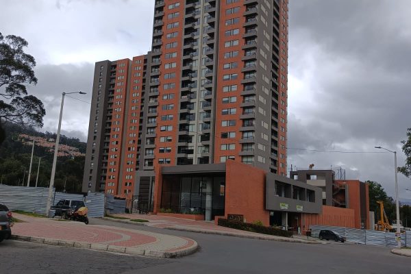 Familias, Jóvenes Profesionales, Empresarios, Inversionistas, ¿Te gustaría Comprar apartamento en Sector exclusivo del Norte de Bogotá? "Magnífica Oportunidad" Conjunto con Cerrado . estrato 4, con vista interior , piso 14. Tiene un área de 103 mt, 2 alcobas, 2 baños, Balcón , 1 parqueadero, 1 Depósito. Sala de TV, estudio, tiene vista exterior. Buena iluminación natural y ventilación. El conjunto cuenta con Piscina, Gimnasio, terraza de BBQ, Juegos infantiles, mesa de Ping pong, máquinas Biosaludables. Vigilancia 24/7, parqueadero para visitantes. Queda cerca a importantes cadenas como Pricesmart, D Uno, Isimo. Cerca a la clínica Cardio infantil, zona bancaria, Restaurantes, Pastelerías. Cerca de : Colegio Anglo- Americano, Colegio Eucarístico, Gimnasio los Andes, Fundación Cardio Infantil, Colegio la Salle, Colegio Abraham Lincoln, Universidad La Salle , Price Smart, CC Santa Fe Valor Venta $580.000.000 Valor Administración: $350.000 Contáctanos Ya !!!!!!!!! Tenemos lo que Necesitas con la ayuda de Dios. Génesis 26:12 .Reina-Valera 1960 Y sembró Isaac en aquella tierra, y cosechó aquel año ciento por uno ; y le bendijo Jehová. Contáctanos Ya !!!!!!!!! Tenemos lo que Necesitas con la ayuda de Dios. Cel: 319-6389062, 300-4932971 www.subienfincaraiz.com