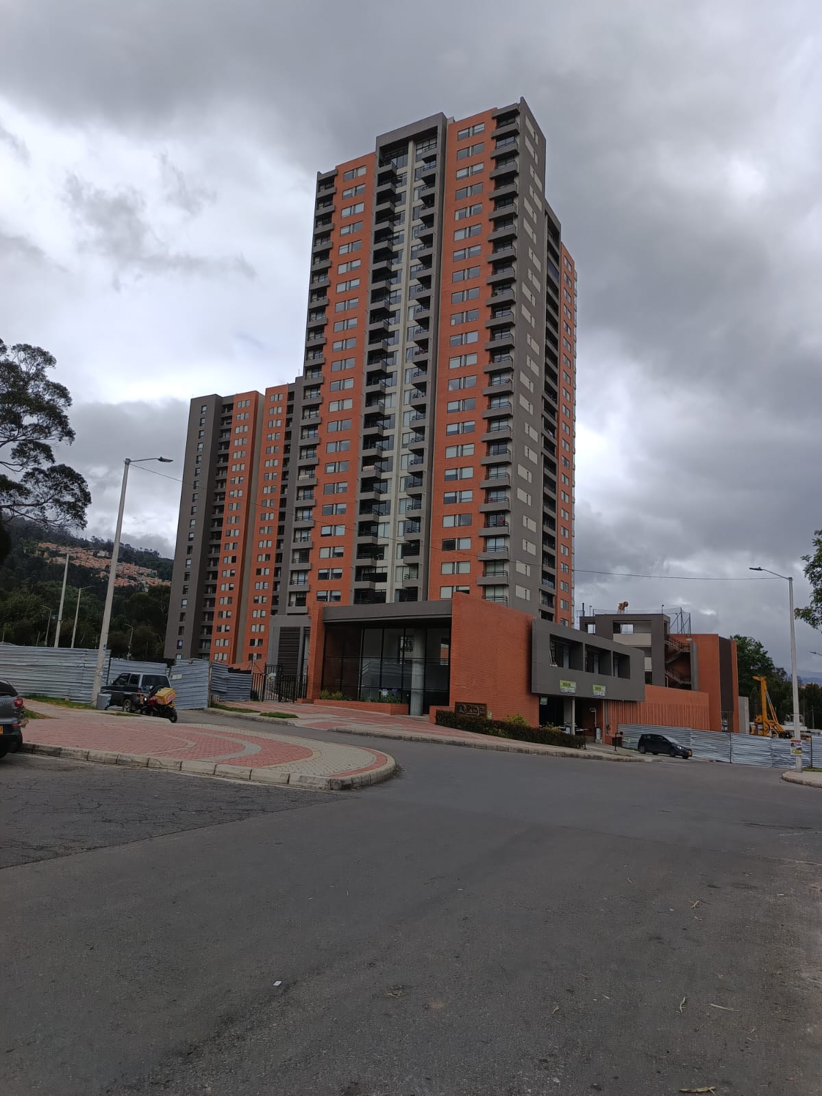 Familias, Jóvenes Profesionales, Empresarios, Inversionistas, ¿Te gustaría Comprar apartamento en Sector exclusivo del Norte de Bogotá? "Magnífica Oportunidad" Conjunto con Cerrado . estrato 4, con vista interior , piso 14. Tiene un área de 103 mt, 2 alcobas, 2 baños, Balcón , 1 parqueadero, 1 Depósito. Sala de TV, estudio, tiene vista exterior. Buena iluminación natural y ventilación. El conjunto cuenta con Piscina, Gimnasio, terraza de BBQ, Juegos infantiles, mesa de Ping pong, máquinas Biosaludables. Vigilancia 24/7, parqueadero para visitantes. Queda cerca a importantes cadenas como Pricesmart, D Uno, Isimo. Cerca a la clínica Cardio infantil, zona bancaria, Restaurantes, Pastelerías. Cerca de : Colegio Anglo- Americano, Colegio Eucarístico, Gimnasio los Andes, Fundación Cardio Infantil, Colegio la Salle, Colegio Abraham Lincoln, Universidad La Salle , Price Smart, CC Santa Fe Valor Venta $580.000.000 Valor Administración: $350.000 Contáctanos Ya !!!!!!!!! Tenemos lo que Necesitas con la ayuda de Dios. Génesis 26:12 .Reina-Valera 1960 Y sembró Isaac en aquella tierra, y cosechó aquel año ciento por uno ; y le bendijo Jehová. Contáctanos Ya !!!!!!!!! Tenemos lo que Necesitas con la ayuda de Dios. Cel: 319-6389062, 300-4932971 www.subienfincaraiz.com