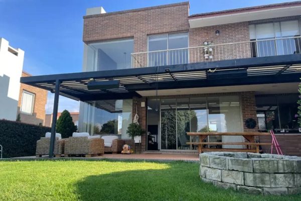 Excelente Oportunidad !!!!!!!!!!! Inversionista, Empresario, Familia. Te gustaría Arrendar Hermosa casa campestre, con una excelente ubicación, esquinera, completamente remodelada, en excelentes condiciones via Vereda Pueblo Viejo Cota de 176 mt2 de construcción y 400 MT Área de Lote ? Primera Planta: Baño social, Zona Lavandería, Cocina, Sala comedor, Terraza con patio,chiminea Cuarto útil , cuenta con Club house Excelentes zonas verdes y senderos peatonales . El conjunto cuenta con Piscina, canchas de tennis, ciclorura, pista de BMX, canchas múltiples y de fútbol 8 Segunda Planta:Alcoba principal con baño, 2 alcobas, Baño, Sala de star, Estudio, Parqueaderos para 2 carros cubierto. Tenemos lo que necesitas. Contáctanos estamos para colaborarte con mucho gusto. Tenemos lo que necesitas. Contáctanos estamos para colaborarte con mucho gusto. Dios les Bendiga infinitamente a ustedes y a todas nuestras familias. Valor Canon $6.500.000 Valor Administración: $900.000 Contáctanos Ya !!!!!!!!! Tenemos lo que Necesitas con la ayuda de Dios. Y sembró Isaac en aquella tierra, y cosechó aquel año ciento por uno ; y le bendijo Jehová. Contáctanos Ya !!!!!!!!! Tenemos lo que Necesitas con la ayuda de Dios. Cel: 319-6389062, 300-4932971 www.subienfincaraiz.com