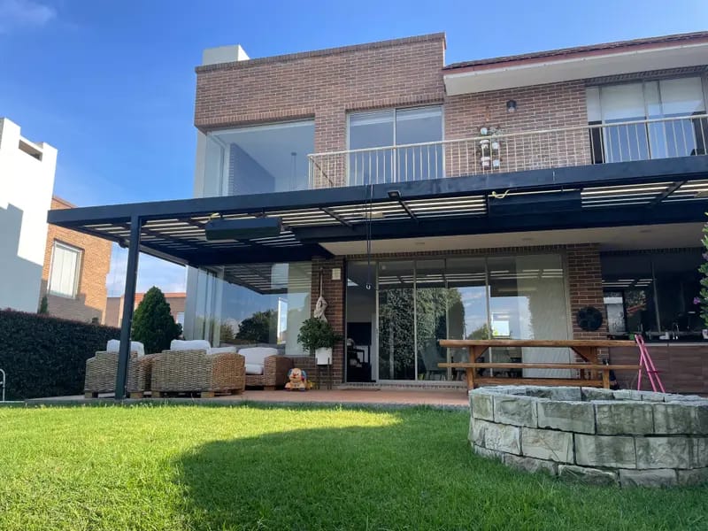 Excelente Oportunidad !!!!!!!!!!! Inversionista, Empresario, Familia. Te gustaría Arrendar Hermosa casa campestre, con una excelente ubicación, esquinera, completamente remodelada, en excelentes condiciones via Vereda Pueblo Viejo Cota de 176 mt2 de construcción y 400 MT Área de Lote ? Primera Planta: Baño social, Zona Lavandería, Cocina, Sala comedor, Terraza con patio,chiminea Cuarto útil , cuenta con Club house Excelentes zonas verdes y senderos peatonales . El conjunto cuenta con Piscina, canchas de tennis, ciclorura, pista de BMX, canchas múltiples y de fútbol 8 Segunda Planta:Alcoba principal con baño, 2 alcobas, Baño, Sala de star, Estudio, Parqueaderos para 2 carros cubierto. Tenemos lo que necesitas. Contáctanos estamos para colaborarte con mucho gusto. Tenemos lo que necesitas. Contáctanos estamos para colaborarte con mucho gusto. Dios les Bendiga infinitamente a ustedes y a todas nuestras familias. Valor Canon $6.500.000 Valor Administración: $900.000 Contáctanos Ya !!!!!!!!! Tenemos lo que Necesitas con la ayuda de Dios. Y sembró Isaac en aquella tierra, y cosechó aquel año ciento por uno ; y le bendijo Jehová. Contáctanos Ya !!!!!!!!! Tenemos lo que Necesitas con la ayuda de Dios. Cel: 319-6389062, 300-4932971 www.subienfincaraiz.com