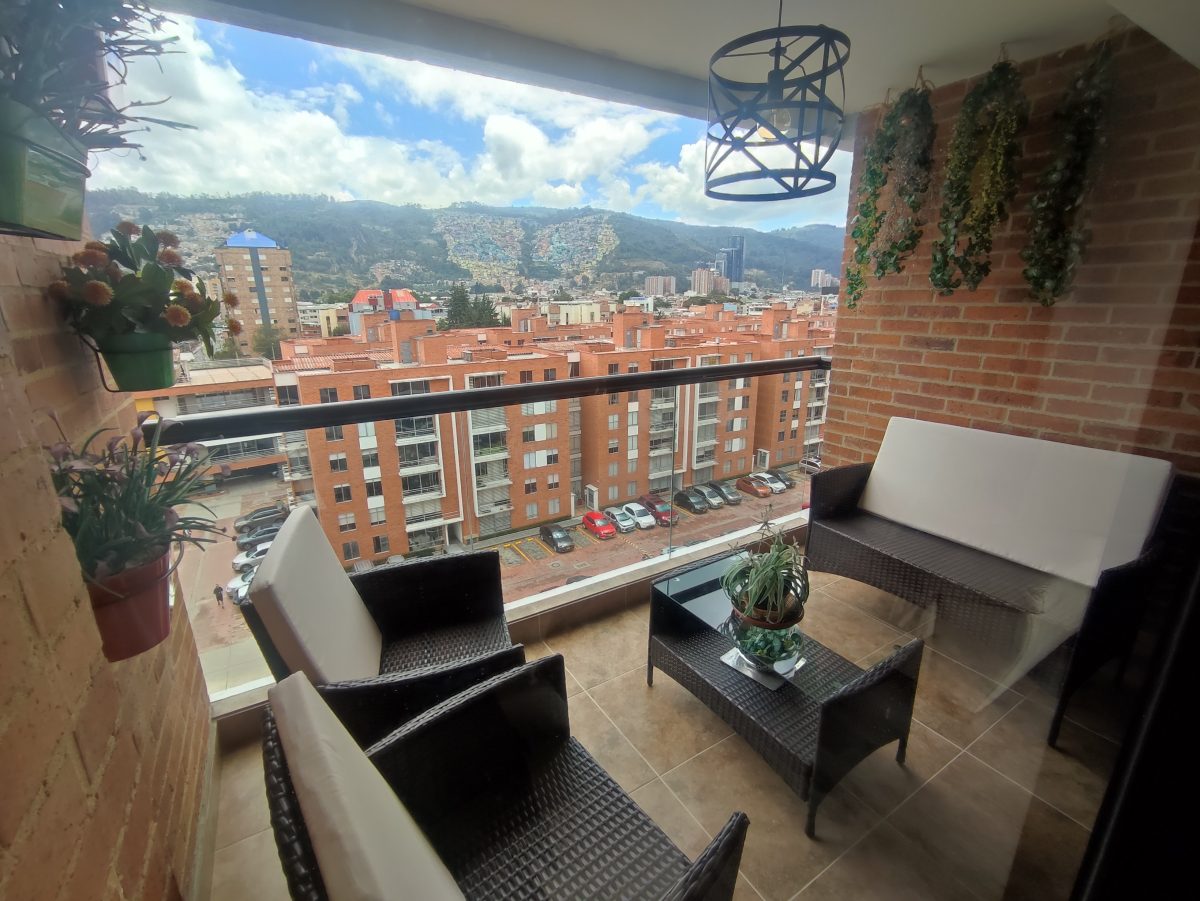 Inversionistas, Empresarios,Familias ¿,Les gustaría comprar espectacular Apartamento en el sector de Pradera del Norte en Bogotá? El Apartamento cuenta con acabados modernos y funcionales. 92 MT 2, excelente distribución de los espacios, goza de muy buena iluminación natural, cuenta con tres habitaciones, cocina Integral tipo americano, zona de lavandería independiente, dos baños, sala con un Balcón Amplio. Cuenta con magnífica ubicación cerca de la Fundación Cardio infantil y de vías principales que facilitan la salida y el acceso a la zona. El Conjunto tiene gimnasio, salón social, parque infantil, sauna , turco, cancha deportiva, terraza comunal con BBQ, garajes para visitante, seguridad 24 horas. El apartamento cuenta con parqueadero y depósito amplio. Tenemos lo que necesitas. Contáctanos, estamos para colaborarte con mucho gusto. Valor Venta : $520.000.000 Valor Admón. : $. 329.000 Contáctanos Ya !!!!!!!!! Tenemos lo que Necesitas con la ayuda de Dios. Génesis 26:12 .Reina-Valera 1960 Y sembró Isaac en aquella tierra, y cosechó aquel año ciento por uno ; y le bendijo Jehová. Contáctanos Ya !!!!!!!!! Tenemos lo que Necesitas con la ayuda de Dios. Cel: 319-6389062, 300-4932971 www.subienfincaraiz.com