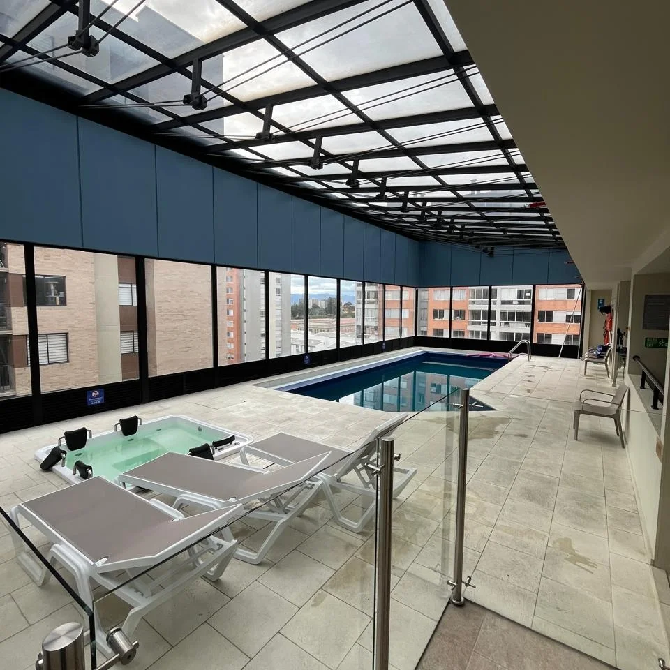 Familias, Jóvenes Profesionales, Empresarios, Inversionistas les gustaría comprar Apartamento en venta de 29.44? Con vista exterior, ubicado en un piso 3 . Consta de 1 habitaciones, 1 baño, sala comedor, cocina integral y zona de lavandería. Tiene piso laminado en habitaciones y zona social y piso cerámico en baños y cocina. El conjunto cuenta con piscina , parque infantil, salón social, terraza BBQ, gimnasio y vigilancia privada las 24 horas. Cerca a centro comercial Mediterraneo; cerca a almacenes de cadena como Price Smart y D1; cerca a colegio Maria Auxiliadora Norte; cerca a universidad La Salle y Universidad San Buenaventura; cerca a paraderos del SITP y rutas alimentadoras de Transmilenio; Vías de acceso por Calle 167D y Carrera 8. Contáctanos Ya !!!!!!!!! Tenemos lo que Necesitas con la ayuda de Dios. Valor Venta $228.000.000 Valor Administración: $200.000 Contáctanos Ya !!!!!!!!! Tenemos lo que Necesitas con la ayuda de Dios. Y sembró Isaac en aquella tierra, y cosechó aquel año ciento por uno ; y le bendijo Jehová. Contáctanos Ya !!!!!!!!! Tenemos lo que Necesitas con la ayuda de Dios. Cel: 319-6389062, 300-4932971 www.subienfincaraiz.com
