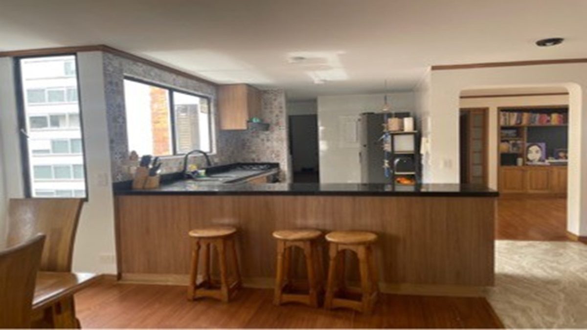 Diplomáticos, Familias, Profesionales, Empresarios, ¿Te gustaría arrendar apartamento en Sector exclusivo del Norte de Bogotá? "Magnífica Oportunidad" Apartamento, recién remodelado, en exclusivo sector, muy cerca de la zona T, al centro comercial Andino, el Retiro y Atlantis. Vigilancia 24h, Sexto piso exterior, 157 mts, 3 habitaciones + 1 habitación de empleada, Cada habitación tiene su baño privado + baño social + baño empleada. Total 5 baños, Family room, Sala, Comedor, 2 estacionamientos independientes, Deposito amplio, Tanque de agua alterno para los racionamientos Valor Canón : $ 8.000.000. Contáctanos Ya !!!!!!!!! Tenemos lo que Necesitas con la ayuda de Dios. Génesis 26:12 .Reina-Valera 1960 Y sembró Isaac en aquella tierra, y cosechó aquel año ciento por uno; y le bendijo Jehová. www.subienfincaraiz.com Cel: 319-6389062, 300-4932971