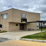 Inversionistas, Empresarios, Familias ¿les gustaría comprar casa campestre en una de las mejores zonas de Cota? "Magnífica oportunidad" Con Lote grande en Conjunto residencial está cerca de un parque infantil ideal para niños. Vía Vereda Pueblo Viejo - Cota . 440 MT2 de Lote y 197 MT2 de área construida Primera planta Sala, comedor, baño social, Alcoba y baño de servicio, patio, zona lavandería, cuarto de labores cerrado, .Segunda Planta: Habitación principal con baño privado, Segunda Habitación con baño privado, tercera habitación con baño privado, sala TV de Star, Parq para 4 Vehículos.Cuenta con Piscina, Bolera, 10 canchas de Tenis, Cicloruta, pista de BMX, Lago y Cancha de Futbol. Dios les Bendiga infinitamente a ustedes y a todas nuestras familias. Génesis 26:12 .Reina-Valera 1960 Y sembró Isaac en aquella tierra, y cosechó aquel año ciento por uno; y le bendijo Jehová. Contáctanos Ya !!!!!!!!! Tenemos lo que Necesitas con la ayuda de Dios. Cel. 319-6389061 , 300-4931971 www.subienfincaraiz.com