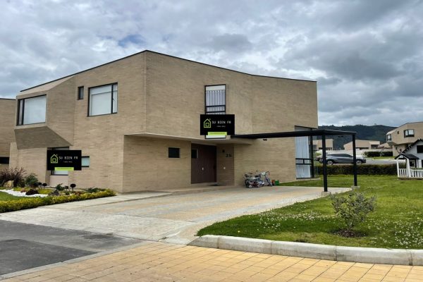 Inversionistas, Empresarios, Familias ¿les gustaría arrendar casa campestre en una de las mejores zonas de Cota? "Magnífica oportunidad" Con Lote grande en Conjunto residencial está cerca de un parque infantil ideal para niños. Vía Vereda Pueblo Viejo - Cota . 440 MT2 de Lote y 197 MT2 de área construida Primera planta Sala, comedor, baño social, Alcoba y baño de servicio, patio, zona lavandería, cuarto de labores cerrado, .Segunda Planta: Habitación principal con baño privado, Segunda Habitación con baño privado, tercera habitación con baño privado, sala TV de Star, Parq para 4 Vehículos.Cuenta con Piscina, Bolera, 10 canchas de Tenis, Cicloruta, pista de BMX, Lago y Cancha de Futbol. Dios les Bendiga infinitamente a ustedes y a todas nuestras familias. Génesis 26:12 .Reina-Valera 1960 Y sembró Isaac en aquella tierra, y cosechó aquel año ciento por uno; y le bendijo Jehová. Contáctanos Ya !!!!!!!!! Tenemos lo que Necesitas con la ayuda de Dios. Cel. 319-6389061 , 300-4931971 www.subienfincaraiz.com