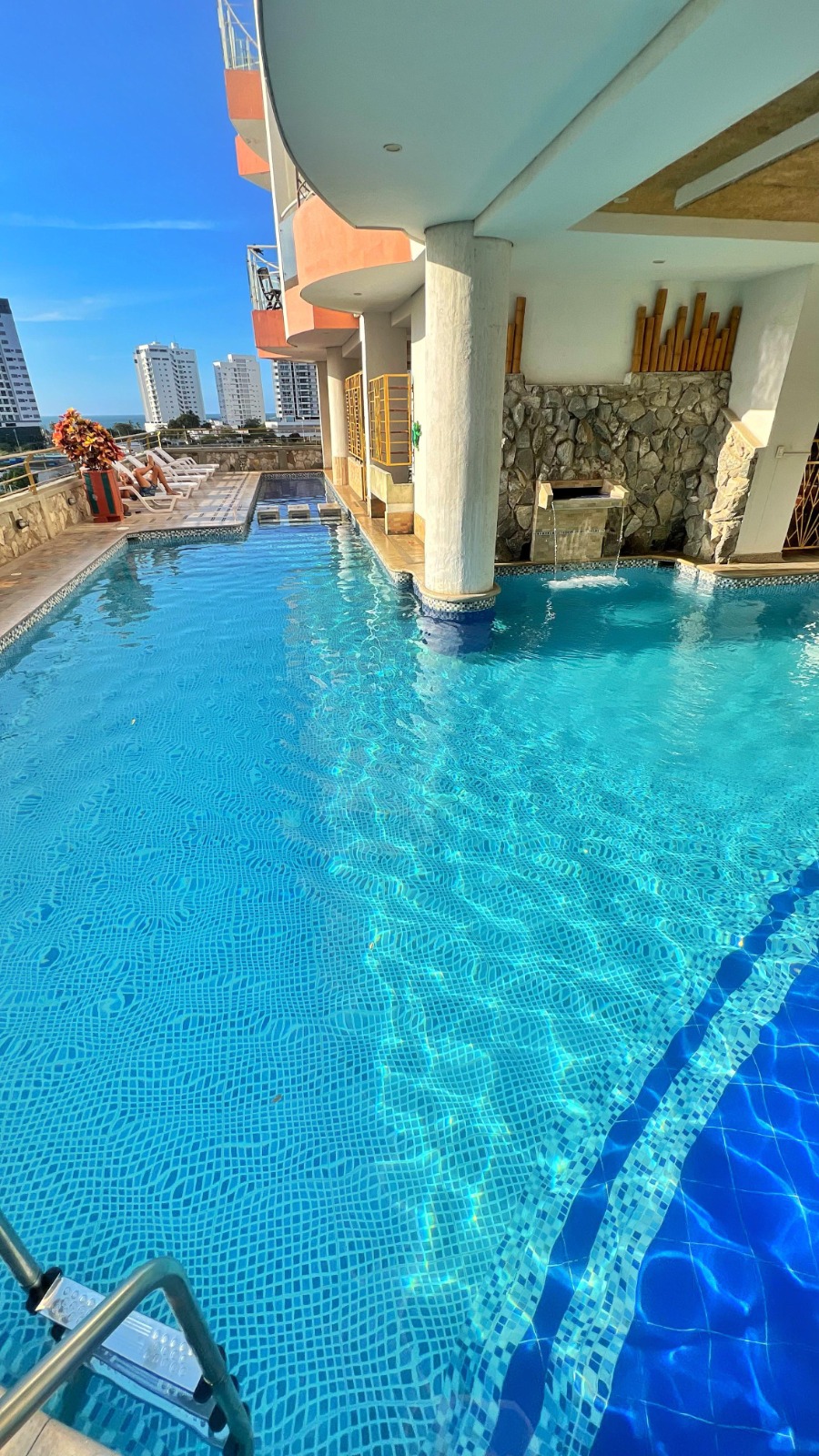 Inversionistas, Empresarios, Familias ¿les gustaría comprar apartamento en una de las mejores zonas de Santa Marta en Playa Salguero? "Magnífica oportunidad" en el Edificio Apartamentos y Suites Terrazas Tayrona Travelers, Apartamento de 65 Mt2, 2 Habitaciones, 2 baños, Parqueadero, ubicado a 300 mts de la Playa en el Rodadero Sur, el edificio ofrece Jacuzzi, Sauna, Spa, Gimnasio, Restaurante Próximamente Centro Comercial a 50 MT también cuenta con barbacoa y vista al mar a 9 km de El Rodadero. El Acuario y el Museo del Mar de El Rodadero están a 3,5 km. Hay WiFi gratuita en todas las zonas, cuenta con bañera de hidromasajes. Se halla a 3,7 km de la playa Blanca y a 6 km del puerto deportivo de Santa Marta, cerca del El aeropuerto internacional Simón Bolívar. Dios les Bendiga infinitamente a ustedes y a todas nuestras familias. Génesis 26:12 .Reina-Valera 1960 Y sembró Isaac en aquella tierra, y cosechó aquel año ciento por uno; y le bendijo Jehová. Contáctanos Ya !!!!!!!!! Tenemos lo que Necesitas con la ayuda de Dios. Cel. 319-6389061 , 300-4931971 www.subienfincaraiz.com